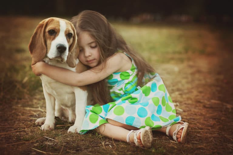 chien fille enfant câlin