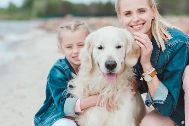 chien famille heureux