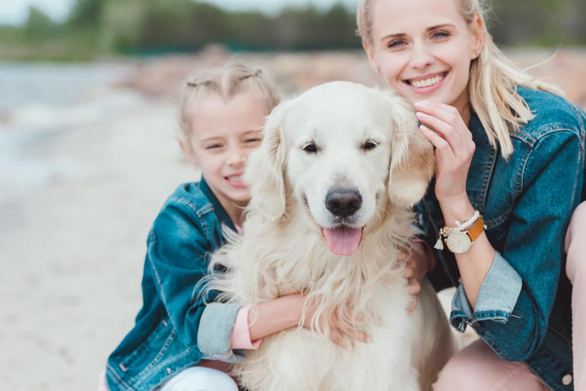 chien famille heureux