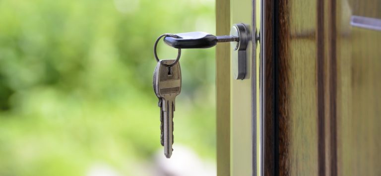 clefs sur la porte
