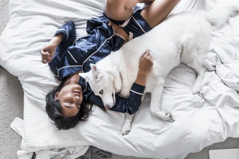 femme avec son chien