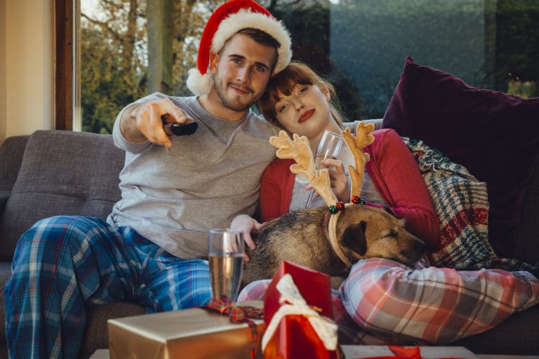 couple qui regarde la télé avec leur chien