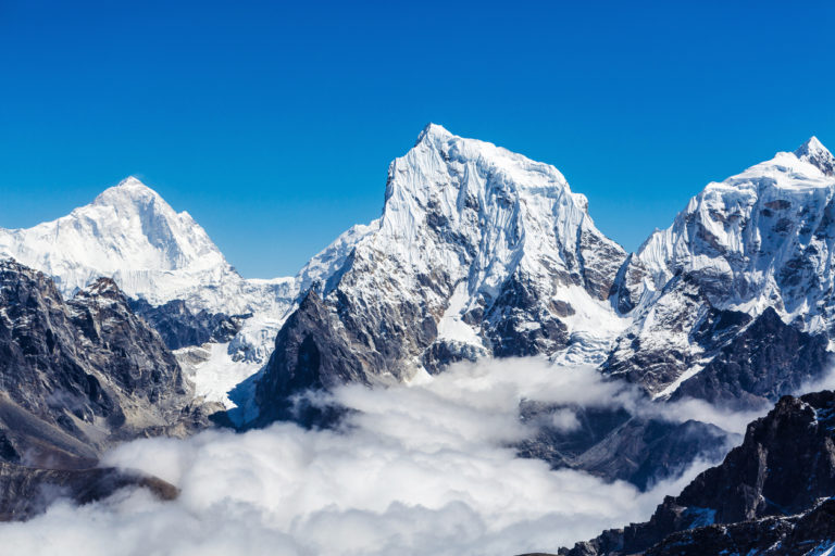 montagnes de l'Himalaya enneigées