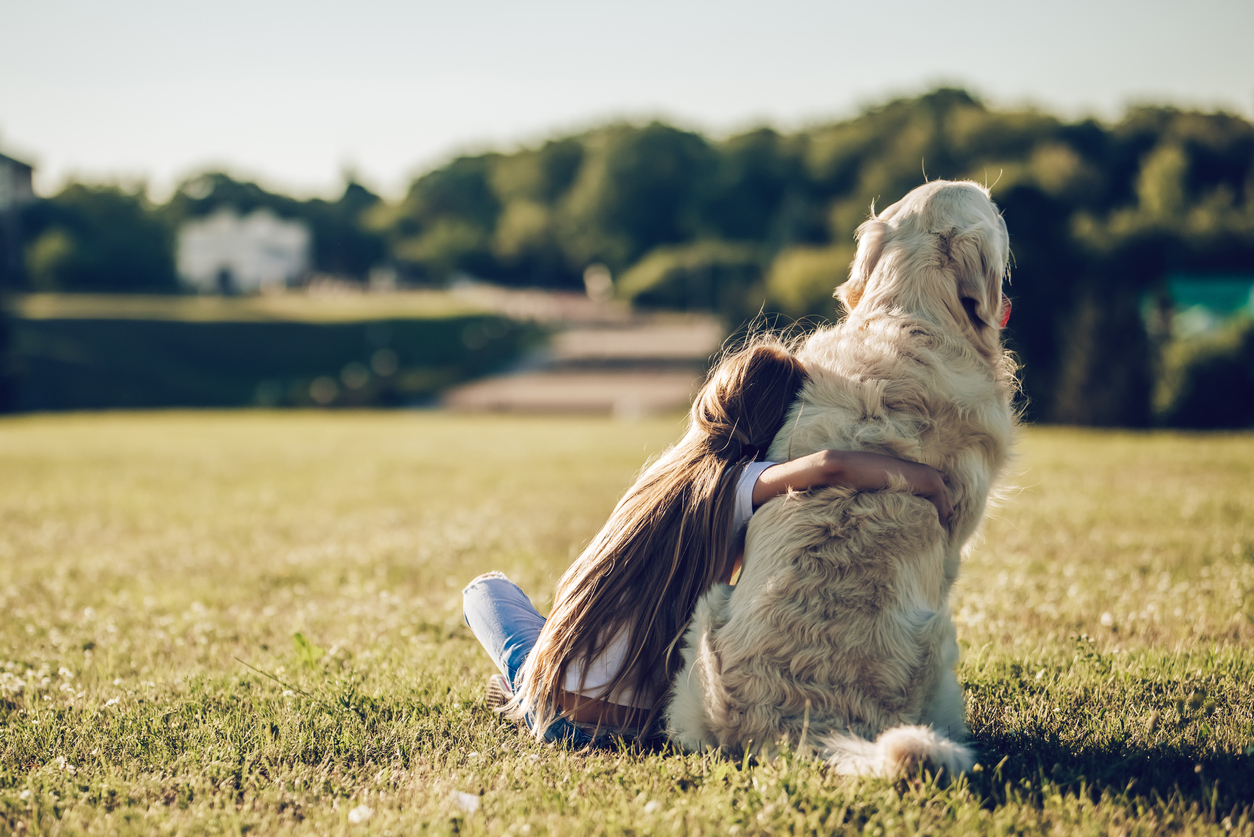 petite fille qui fait un câlin à son chien
