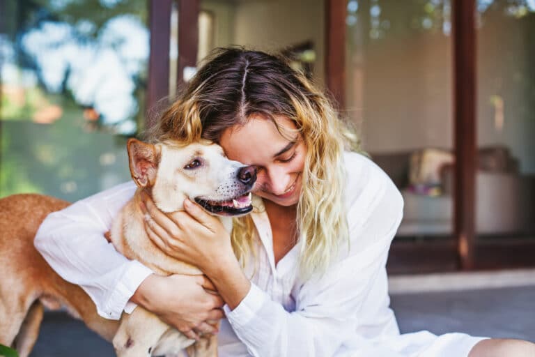 câlin entre une femme et son chien