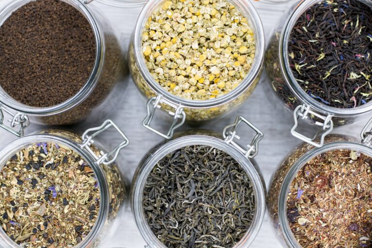 fleurs et plantes séchées dans des pots en verre