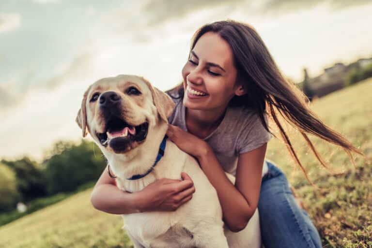 jeune femme heureuse avec son chien
