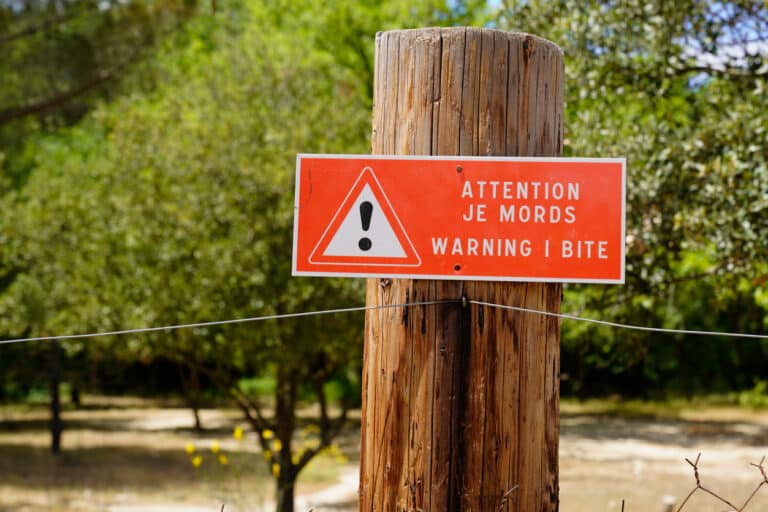 panneau "attention je mords"